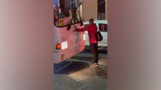 В Воронеже женщина остановила автобус руками и подралась с водителем
