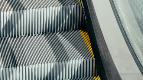 Момент падения женщины с эскалатора в воронежском ТЦ попал на видео