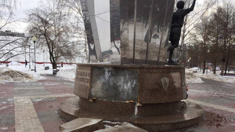 В Воронеже после Дня защитника Отечества разрушился памятник ВДВ
