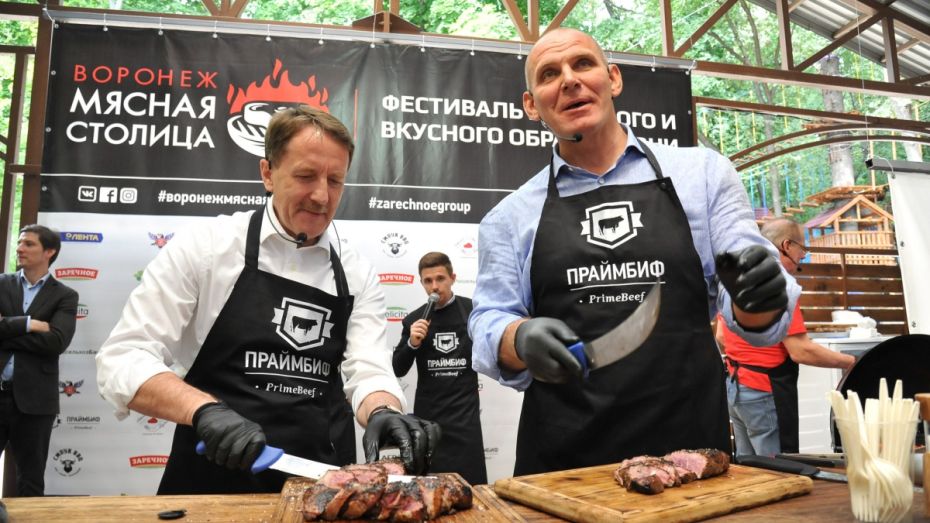 Губернатор и олимпийский чемпион накормили воронежцев мясом на «Городе-саде»