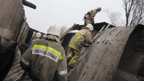 При пожаре с обрушившейся крышей дома в воронежском селе пострадал 10-летний мальчик