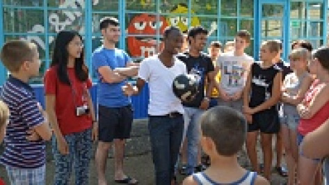В петропавловском лагере четверо волонтеров-иностранцев учат детей английскому языку