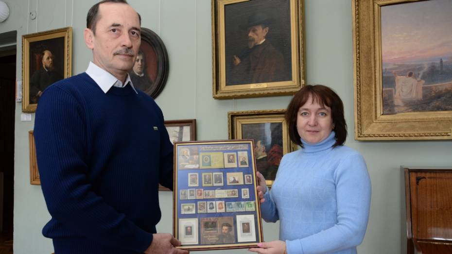 Филателисты подарили острогожскому музею коллекционные марки