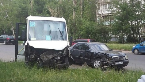 В Воронеже Mercedes столкнулся с маршруткой
