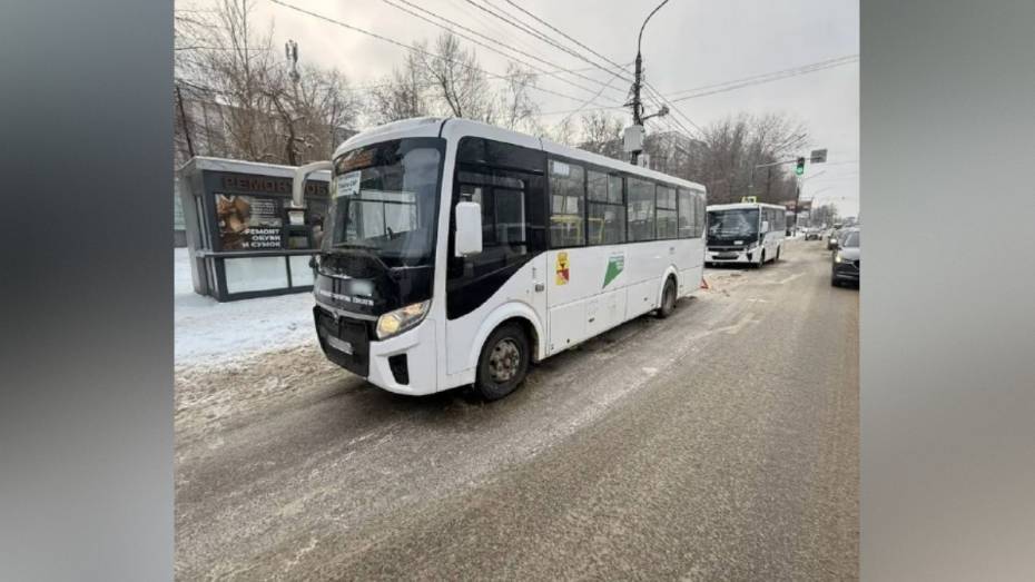В Воронеже днем 21 января столкнулись два автобуса с пассажирами: пострадал человек
