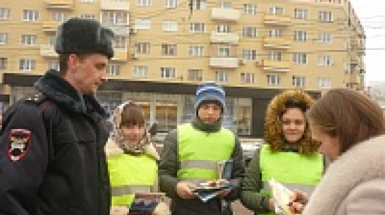 Сотрудники ДПС подарили воронежцам валентинки ручной работы