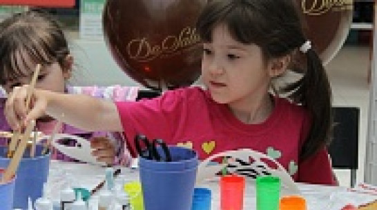 В Воронеже три дня лепили пластилиновые фигурки, вырезали бумажные цветы и мастерили игрушки