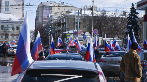 В Воронеже прошел автопробег в поддержку Российской армии