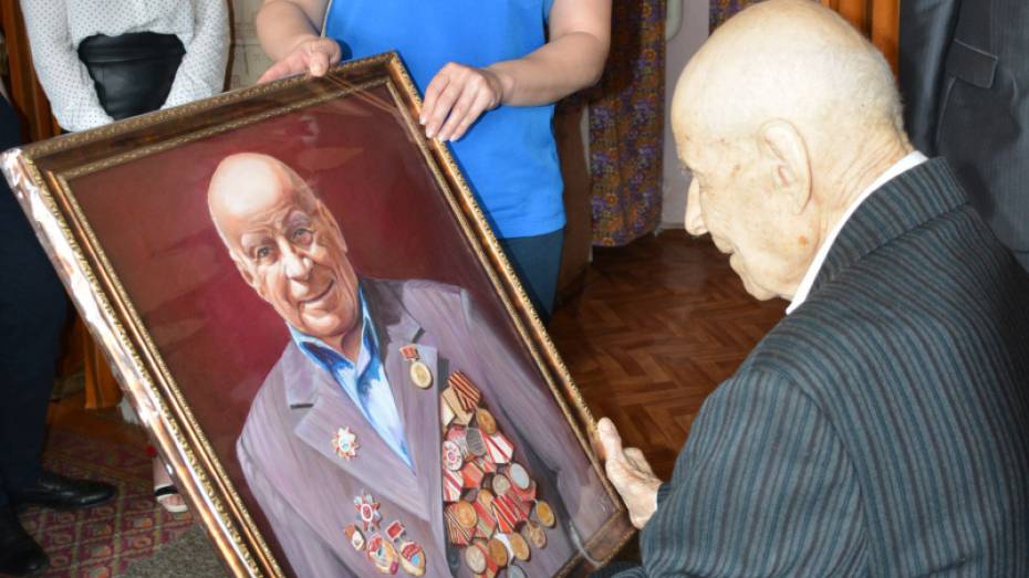 В Каширском районе ветерану подарили его портрет в честь Дня Победы и 95-летнего юбилея