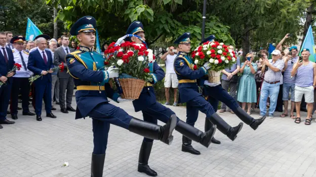 Воронежцы и представители власти возложили цветы и венки в парке Победы в День ВДВ