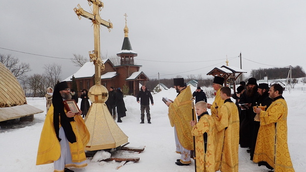 В Белогорском мужском монастыре Подгоренского района освятили купол и крест Воскресенского собора