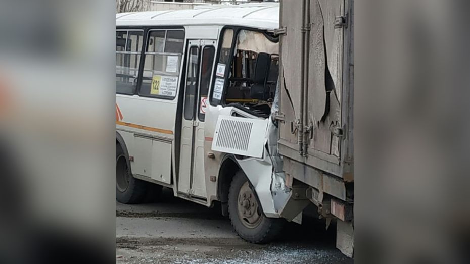 Семь человек пострадали при столкновении 2 автобусов в Воронеже