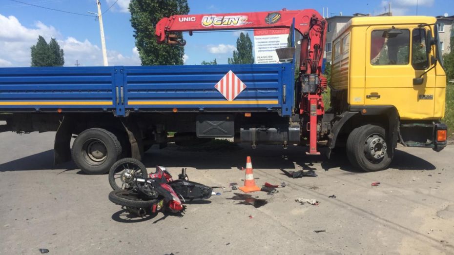 В Воронежской области после лобового столкновения с грузовиком погиб водитель мопеда