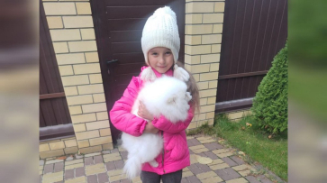 Певица Mona подарила 6-летней Владе Зайцевой из воронежского села щенка шпица