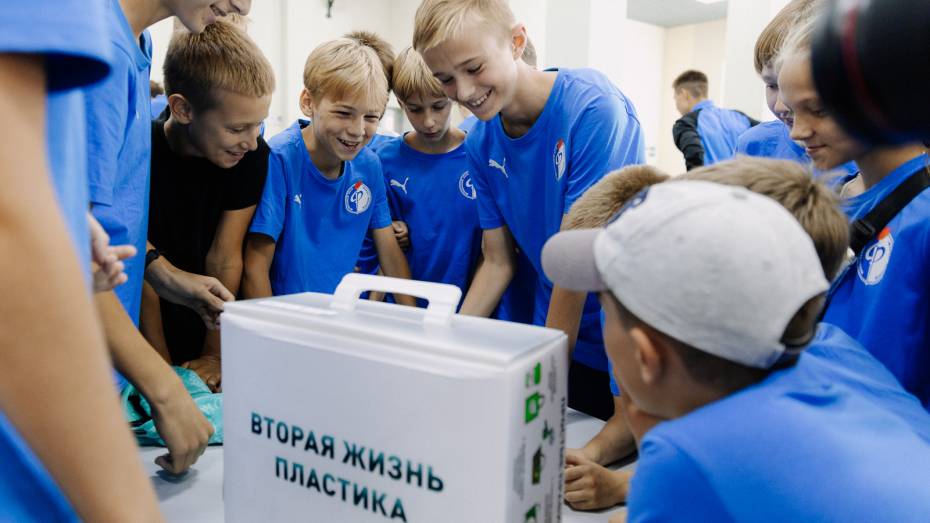 Компания «СИБУР» провела в Воронеже экоурок для юных футболистов «Факела»