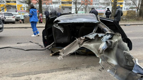 Audi порвало пополам: появились фотографии с места смертельного ДТП с автобусом в Воронеже