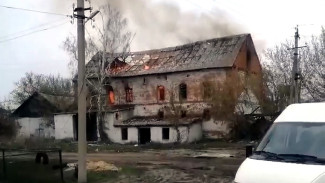 Заброшенная мельница вспыхнула в воронежском селе