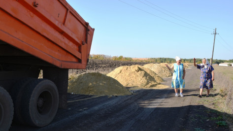 Нижнедевицкий фермер строит на хуторе дорогу с твердым покрытием