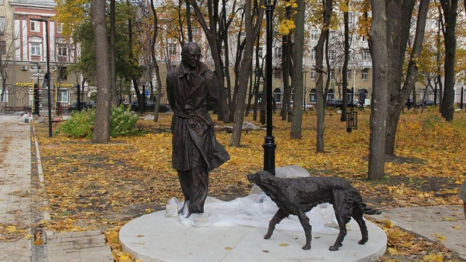 Воронежцы заметили памятник Троепольскому и Биму до официального открытия