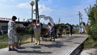 В центре аннинского села Садовое установили цветочные подставки и скамейку для влюбленных