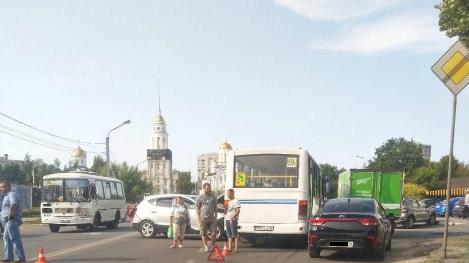 В Воронеже в массовом ДТП пострадал 2-летний пассажир маршрутного ПАЗа