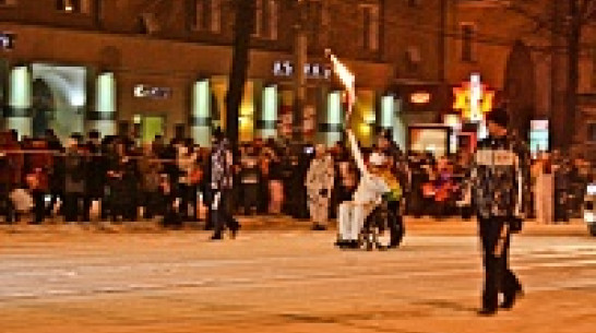 Паралимпиец Игорь Рогов смог выкупить факел эстафеты олимпийского огня в самый последний момент