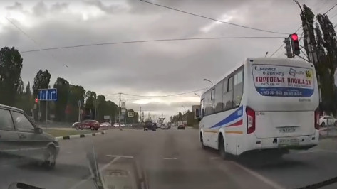 Воронежская полиция нашла проехавшего на красный свет водителя маршрутки по видео из Сети