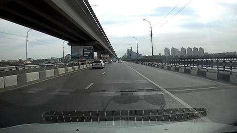 Воронежцы заметили новые повреждения покрытия на Северном мосту