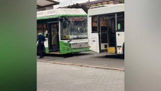 В Воронеже столкнулись 2 автобуса: пострадали 2 женщины