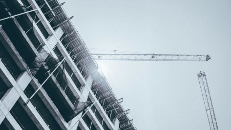 В Воронеже каменщик на стройке упал в шахту лифта с высоты 8-го этажа