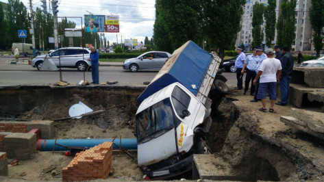 Автомобиль «Газель» упал в котлован на улице Остужева в Воронеже