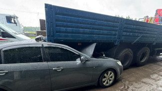 Под Воронежем автомобиль Chevrolet въехал в КамАЗ