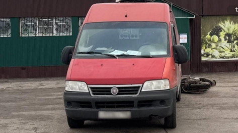 В Воронежской области микроавтобус сдавал назад и столкнулся с мопедом: пострадала женщина