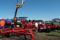 На выставке «День Воронежского поля – 2022» аграриям показали доступную импортную сельхозтехнику