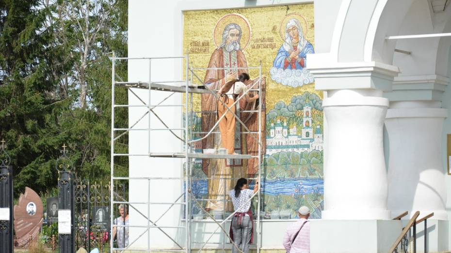 На фасаде Свято-Тихоновского храма Острогожска разместили икону Серафима Саровского из мозаики