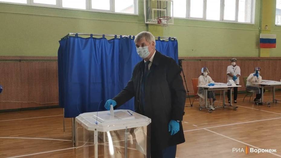 Воронежский губернатор проголосовал в первый день выборов