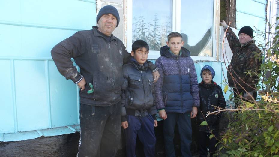 В панинском селе 3 школьника спасли дом от пожара