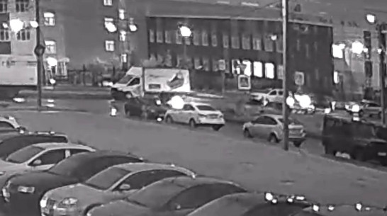 В Воронеже камера сняла, как машина сбила девочку на переходе возле школы