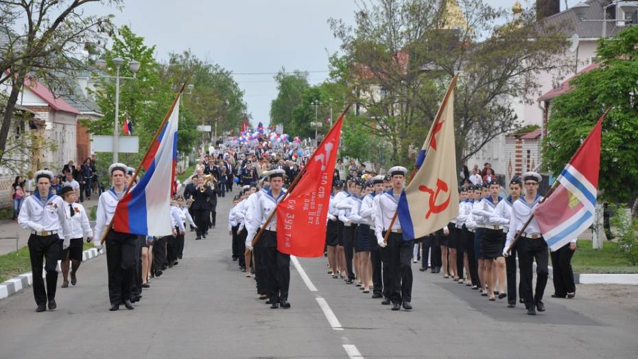 В Павловске на Парад Победы вышли более 10 тыс человек