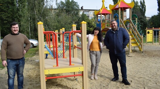 На детской площадке в микрорайоне Борисоглебска установили новое игровое оборудование