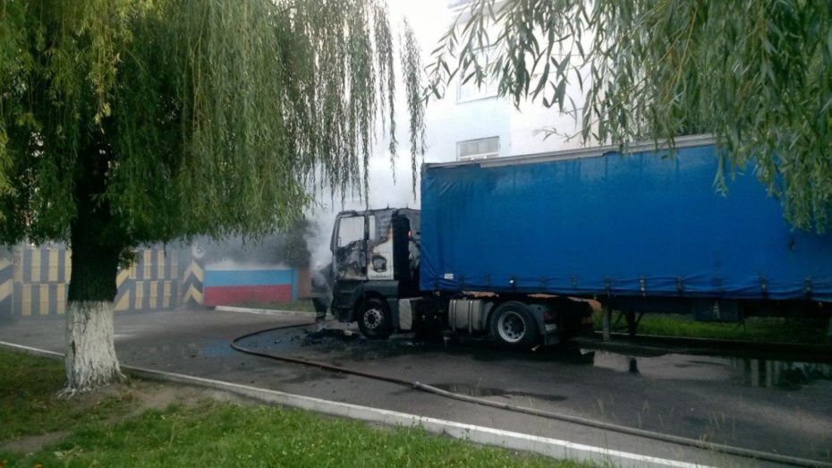 В Воронеже загорелась кабина грузовой машины