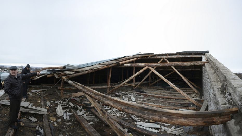 В острогожском селе ветер сорвал крыши с нескольких зданий