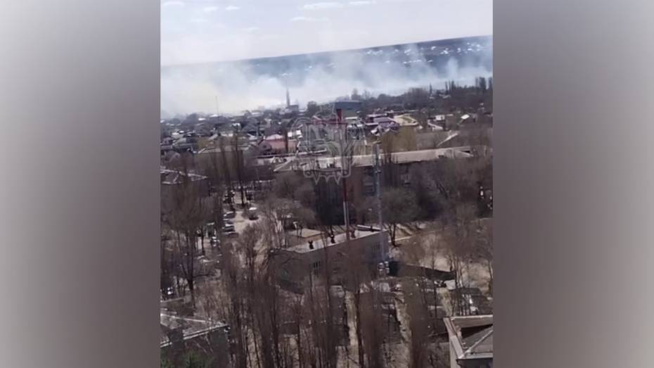 В воронежском микрорайоне Придонской загорелась сухая трава на площади 8 га