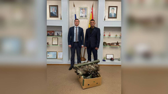 В Рамонском районе ветеран СВО передал для школьного музея экспонаты с передовой