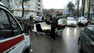 В Воронеже ДТП с перевернувшейся Toyota спровоцировало пробку