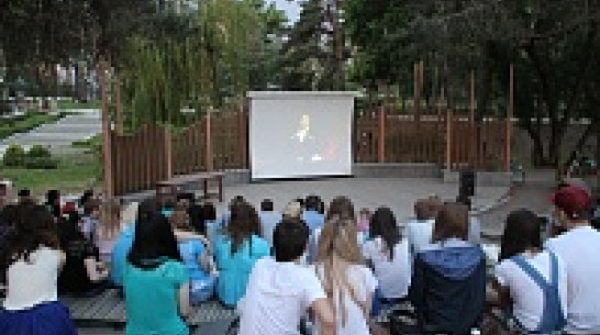 В Воронеже новый сезон «Кинополяны» в парке открыли «Неуловимые мстители» 