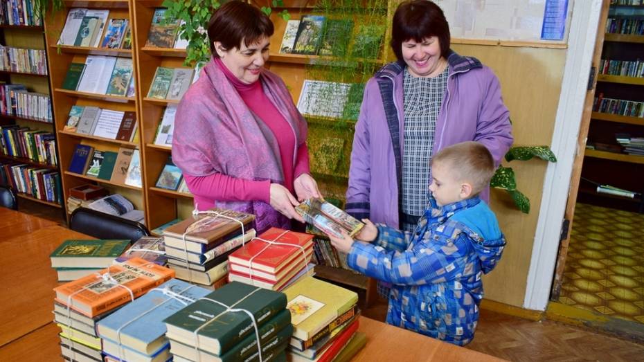 Жительница Грибановки подарила библиотеке более 60 книг