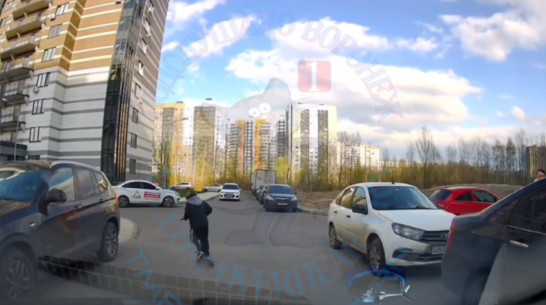 В воронежском ЖК «Лазурный» автомобилист едва не сбил двух детей на самокатах