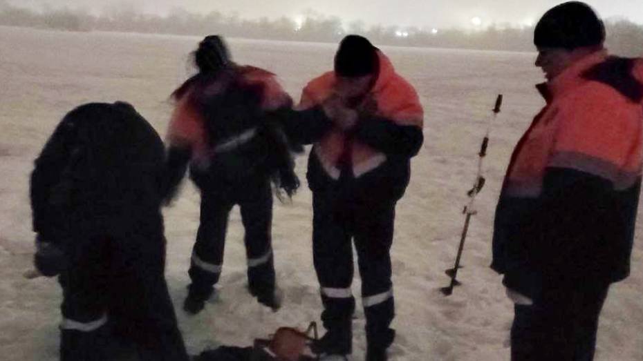 Не могли сами передвигаться: двух рыбаков эвакуировали со льда на реке Воронеж