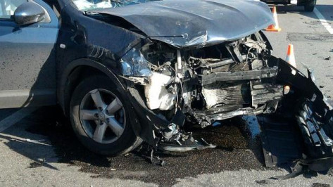 Таксист на Skoda погиб в Воронеже при столкновении с грузовиком